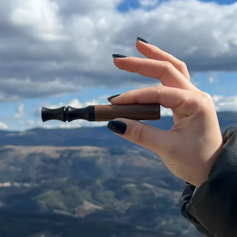 Inhalador aromático de madera en la mano