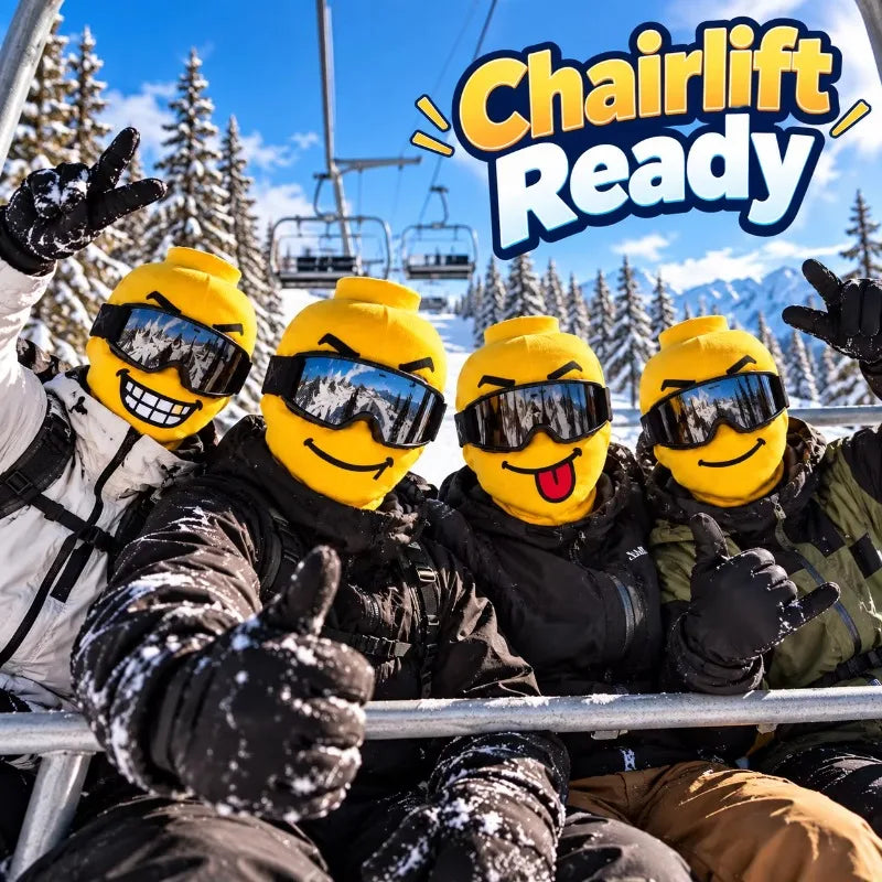 Balaclava emoji amarilla puesta en el telesilla