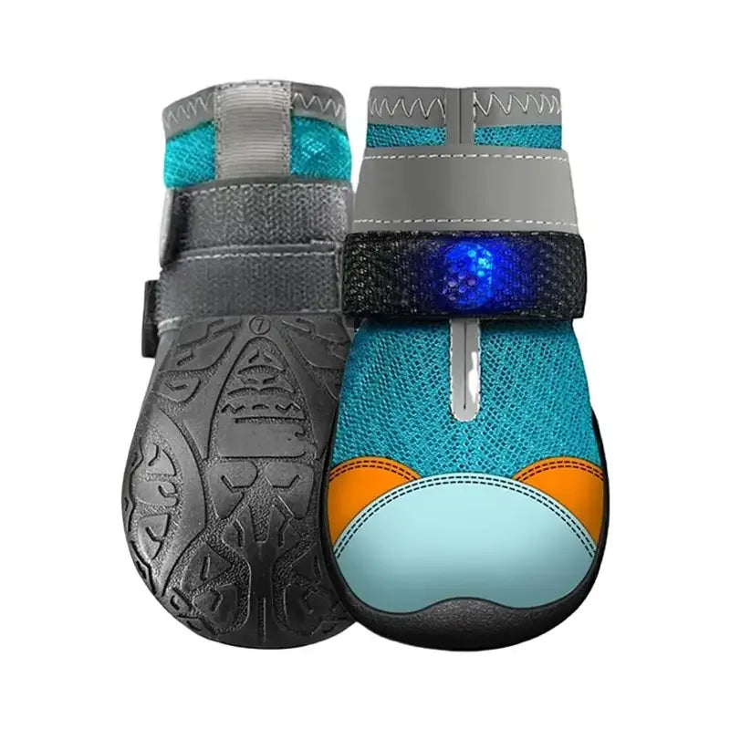 Par de zapatos LED celestes con suela antideslizante negra y tira con luz LED azul